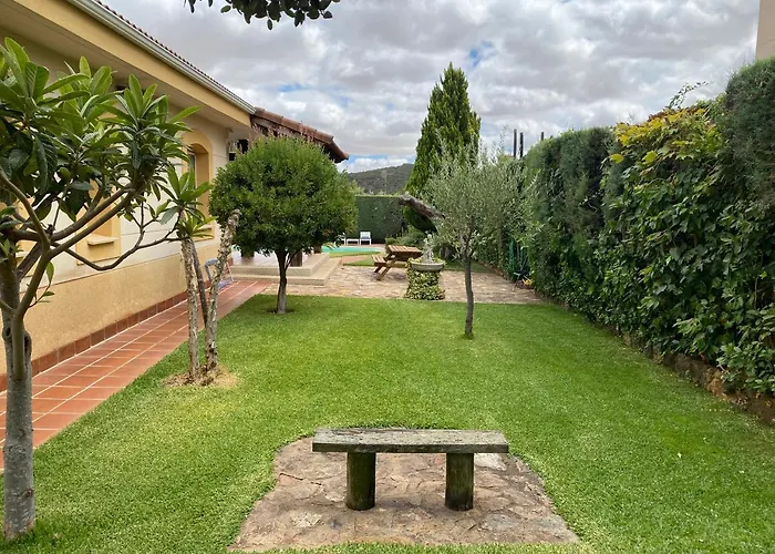 Jardin De La Yedra Landhaus Caces